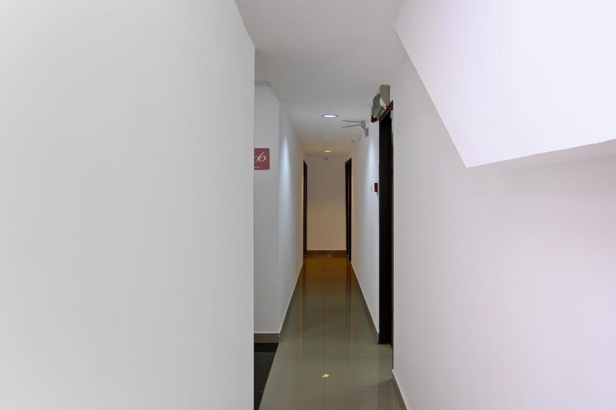 Oyo 44054 Holiday Mansion Inn Сібу Екстер'єр фото