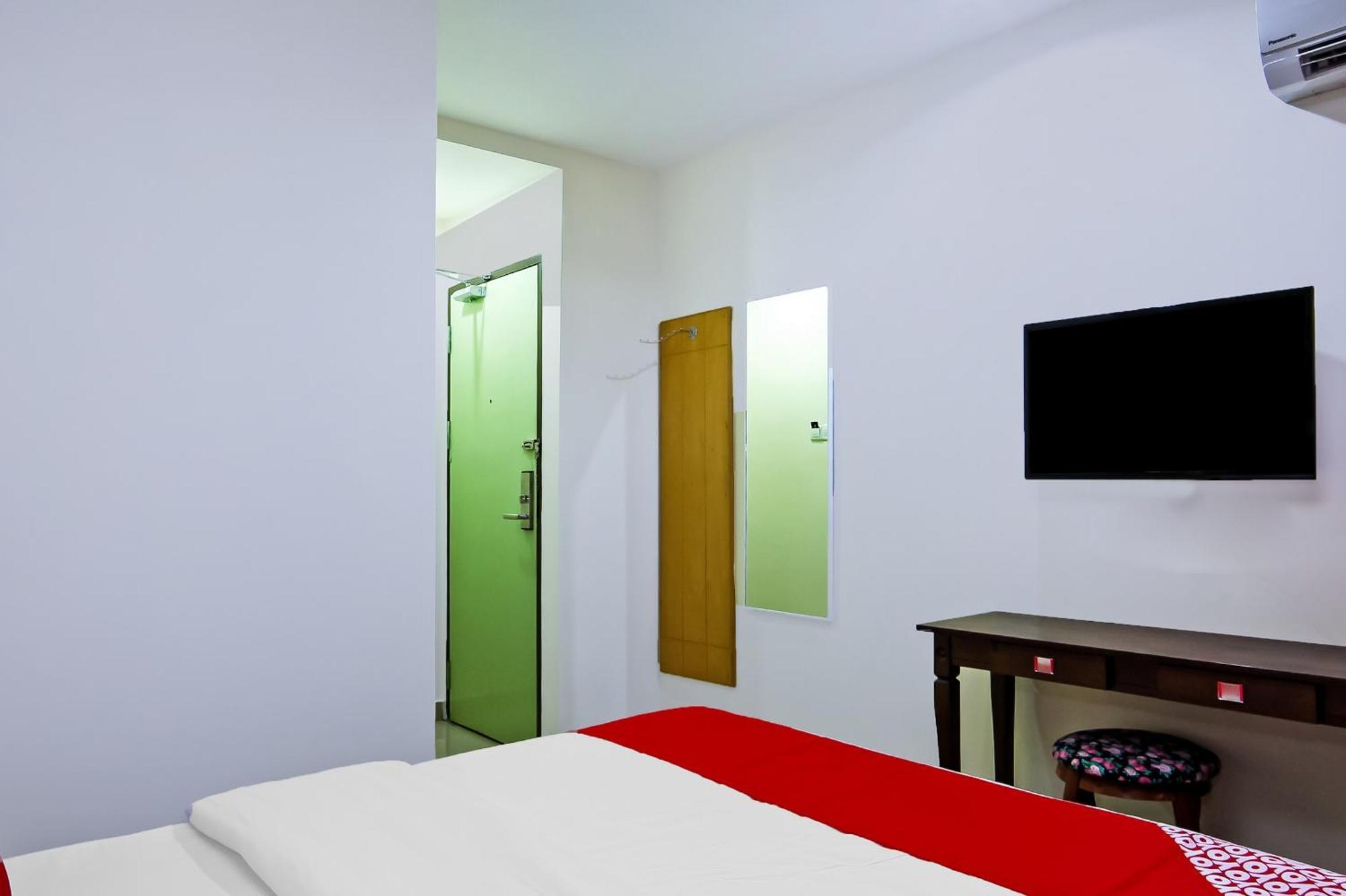 Oyo 44054 Holiday Mansion Inn Сібу Екстер'єр фото