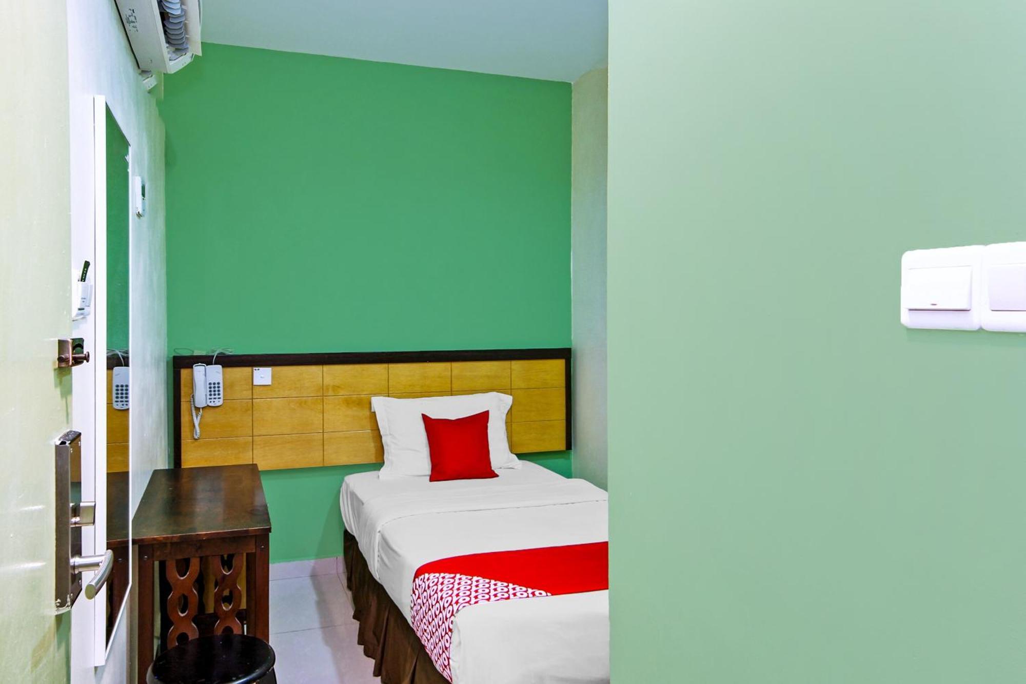 Oyo 44054 Holiday Mansion Inn Сібу Екстер'єр фото