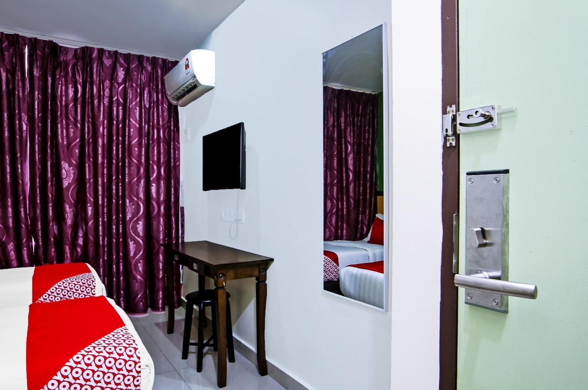 Oyo 44054 Holiday Mansion Inn Сібу Екстер'єр фото